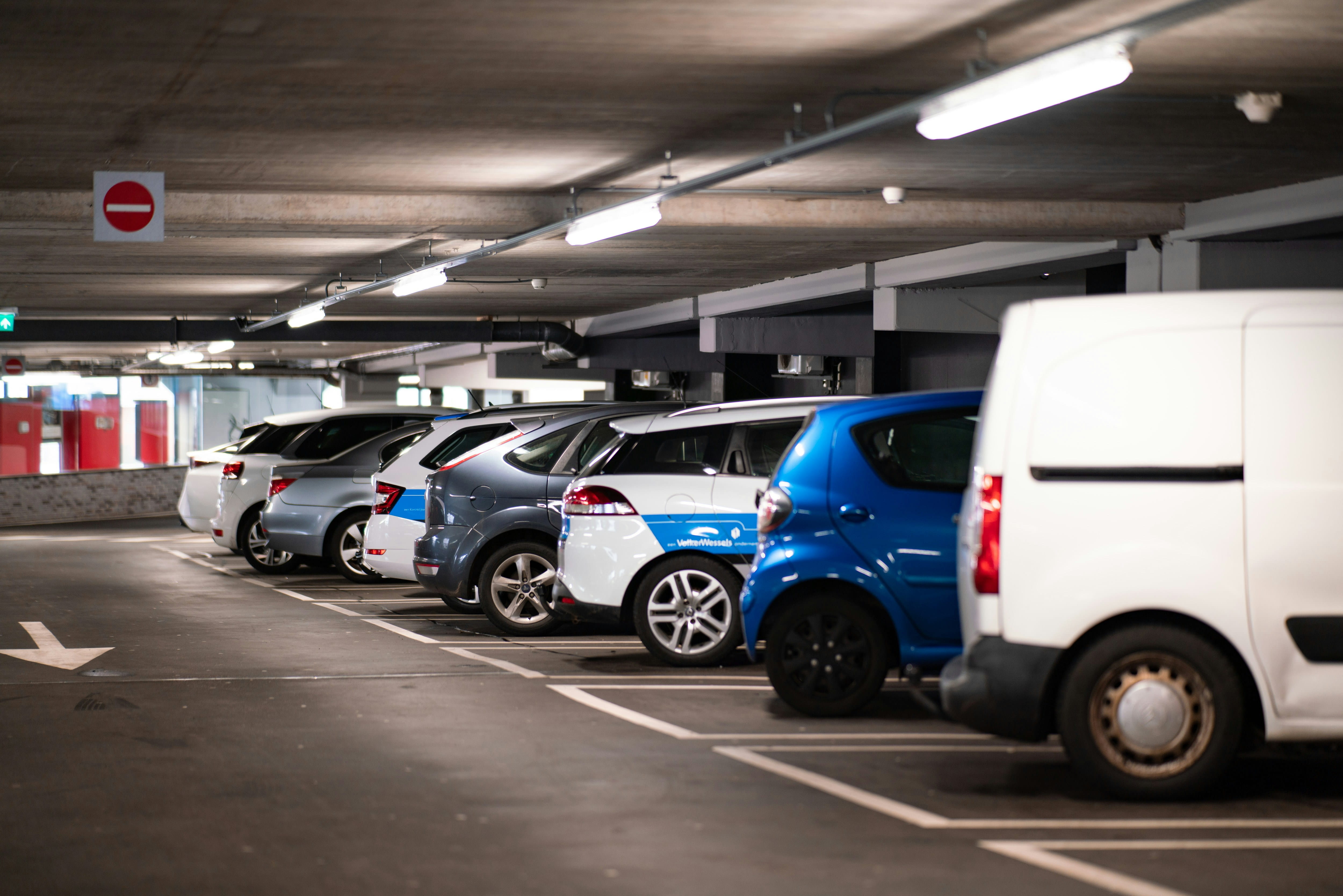 Parking souterrain bien éclairé LED