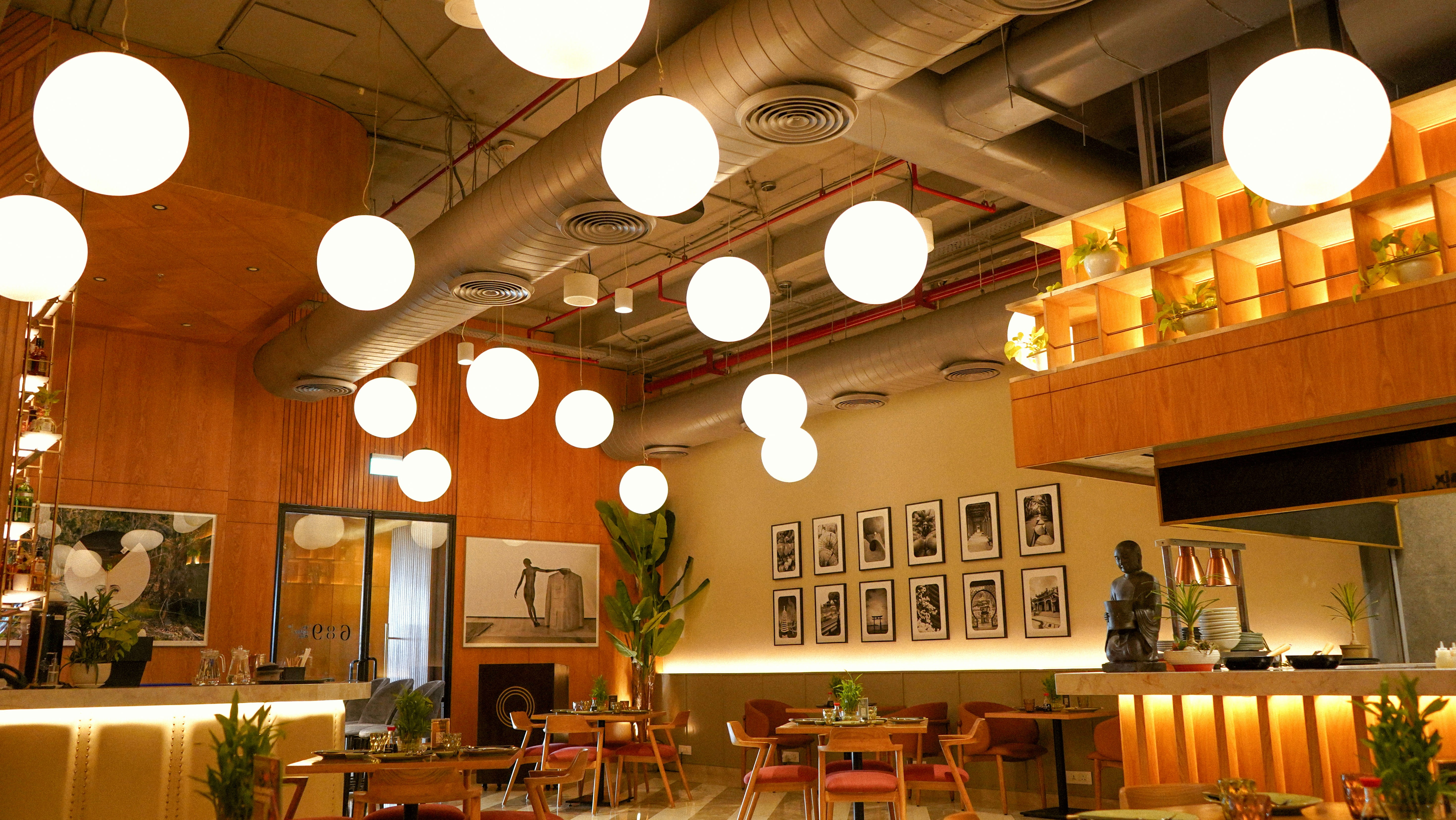 Restaurant bien éclairé LED